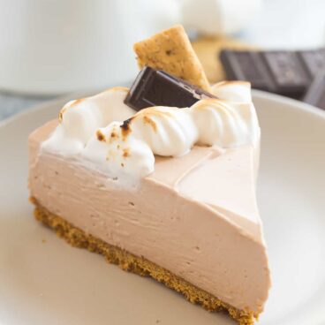 This No Bake S'mores Cheesecake is one of THE BEST cheesecakes I've ever made! A smooth chocolate marshmallow cheesecake on a graham cracker crust, topped with toasted homemade marshmallow cream! https://www.thereciperebel.com/no-bake-smores-cheesecake/